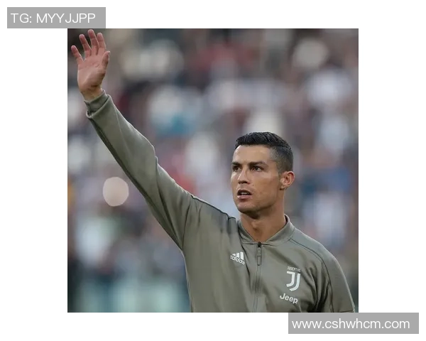 球迷疯狂冲入赛场抢夺C罗球衣引发热议与争议 球迷疯狂冲入赛场抢夺C罗球衣引发热议与争议